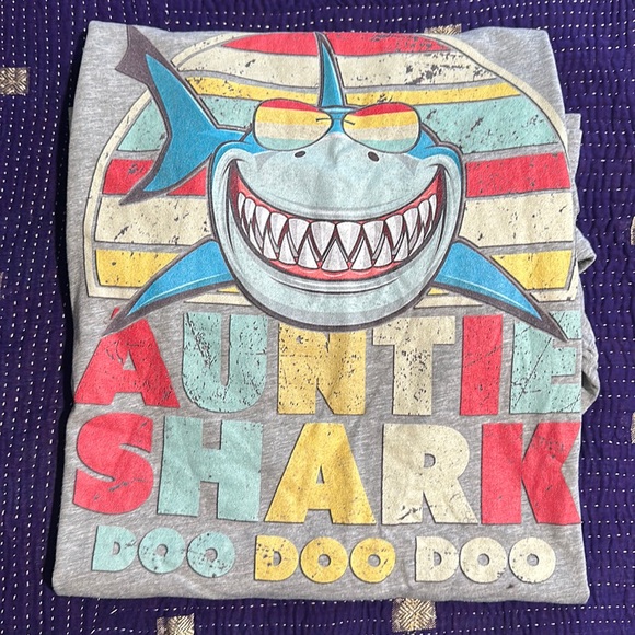 Bella Canvas Gray Auntie Shark Doo Doo Doo Tshirt Sz 2X - Picture 1 of 2